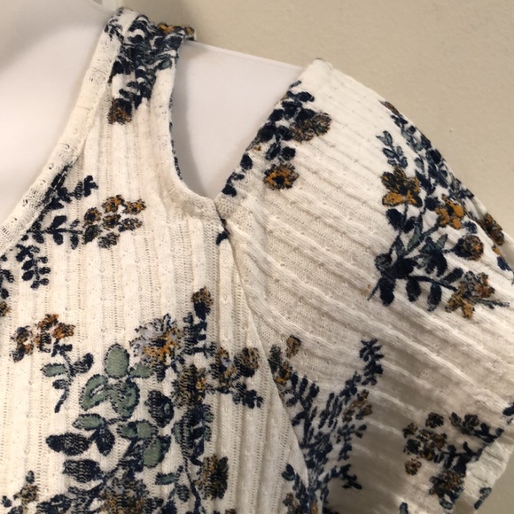 EUC Lucky Brand Cold shoulder Cream w blue flowers Size Small - Picture 2 of 6